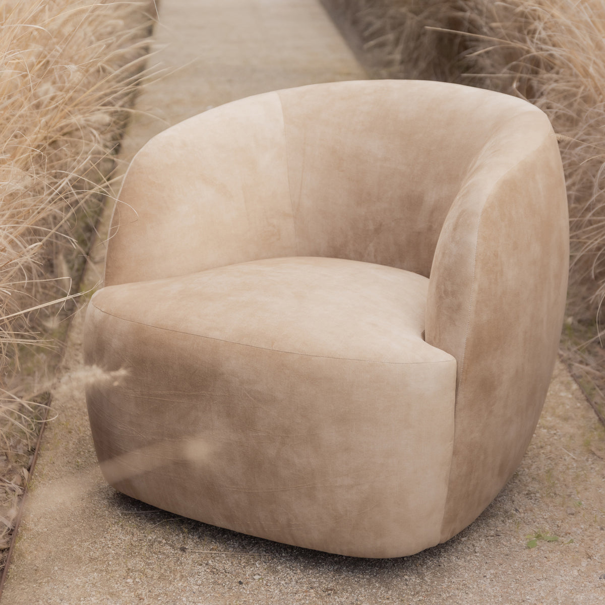 Arlo-Swivel-Armchair-Desert-Fawn-Velvet--LL2VC1--Lifestyle-13-sq.jpg