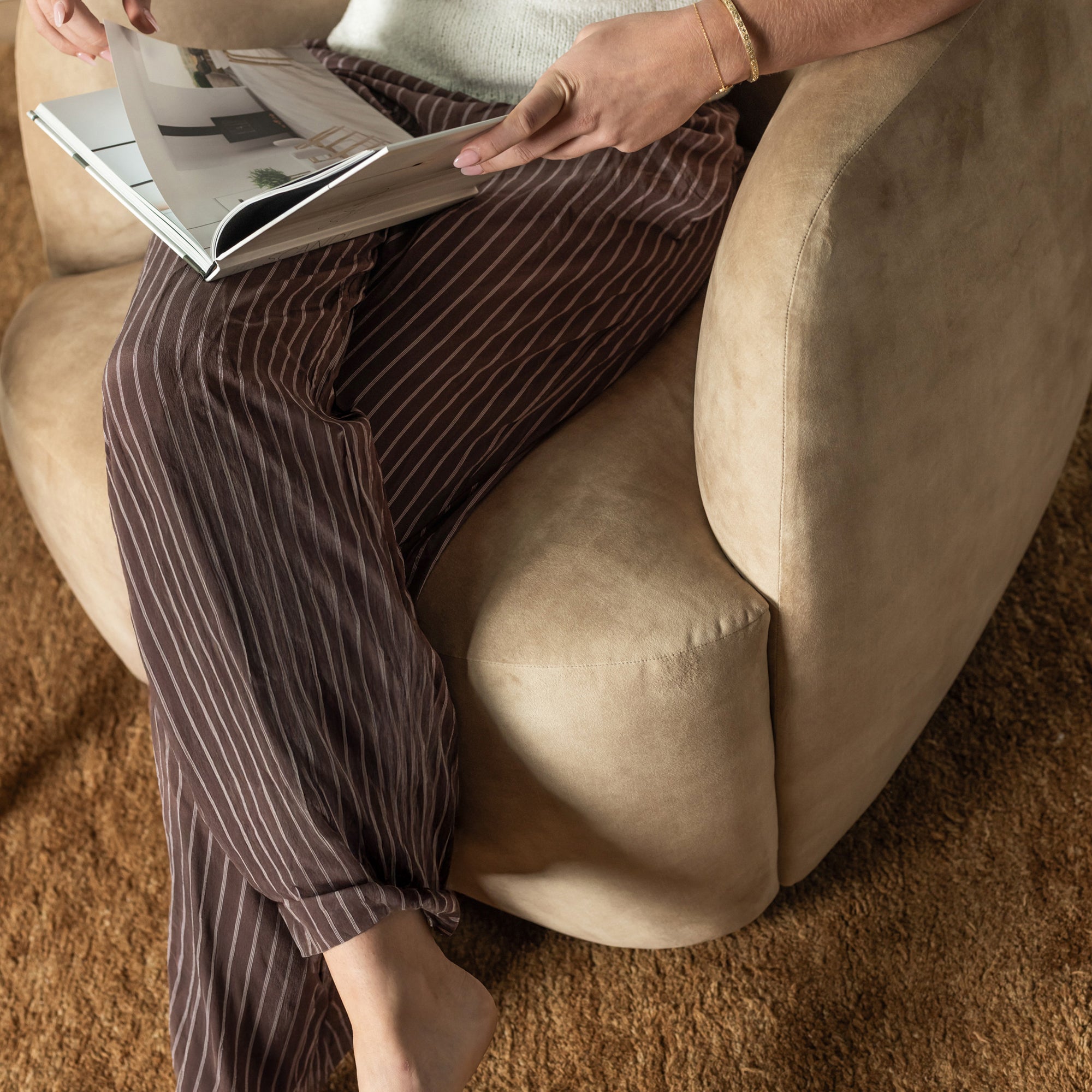 Arlo-Swivel-Armchair-Desert-Fawn-Velvet-LL2VC1-Lifestyle-4-sq.jpg