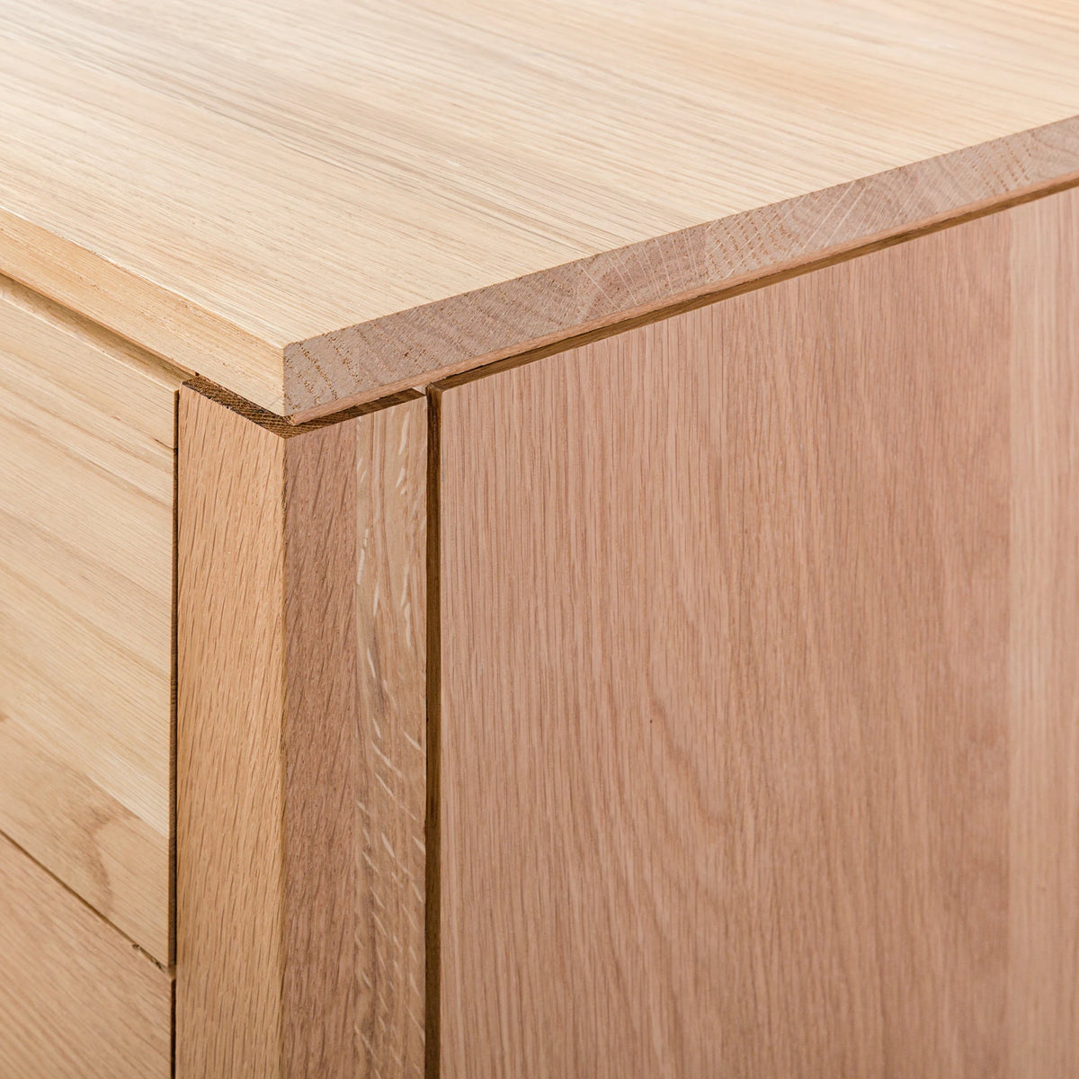 iconbydesign-bruno-chest-oak--SHARED--studio-d_detail-drawer.webp