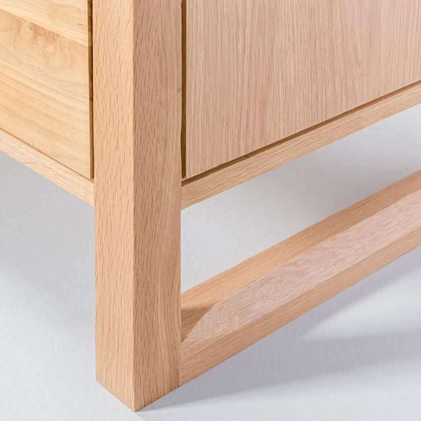 iconbydesign-bruno-chest-oak--SHARED--studio-d_detail-legs.webp