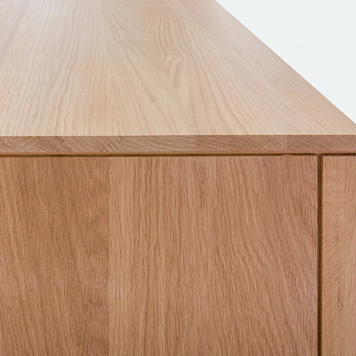 iconbydesign-bruno-chest-oak--SHARED--studio-d_detail-top-side.webp