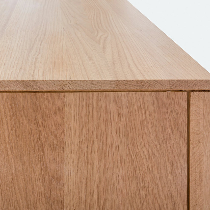 iconbydesign-bruno-chest-oak--SHARED--studio-d_detail-top-side.webp