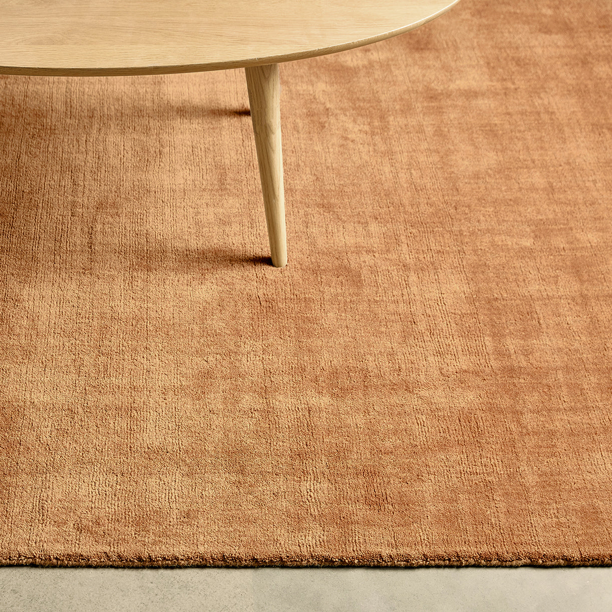 iconbydesign-freya-nz-wool-rug-pale-toasted-nutmeg-lifestyle-detail-a2_jwrqqn.jpg
