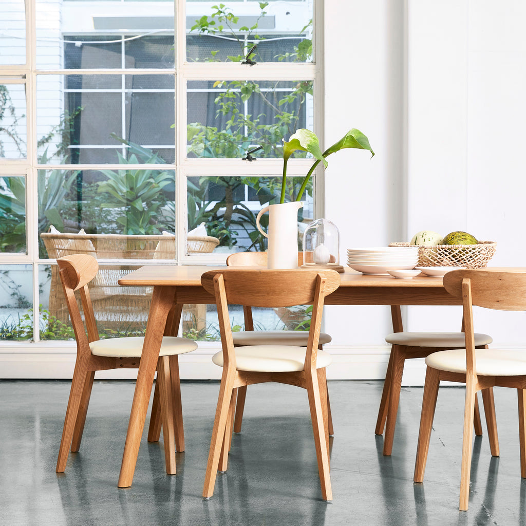 iconbydesign-henrik-dining-chair-oak-cream-leather--DF5HA1--lifestyle-1.jpg