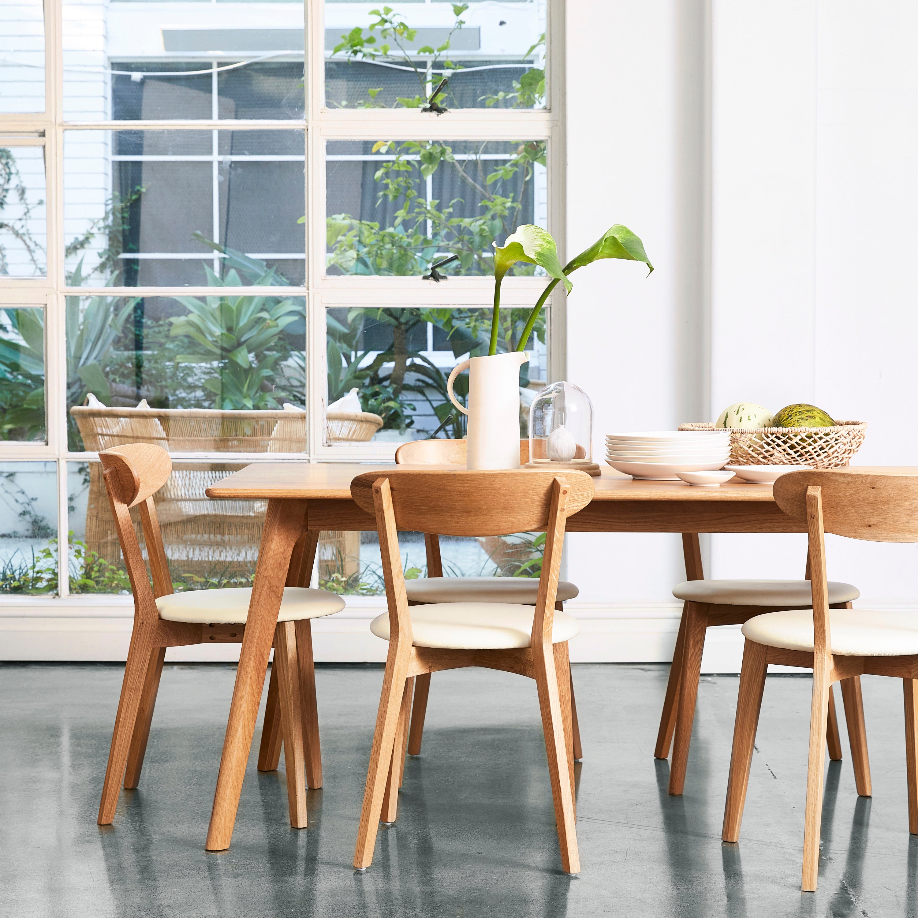 iconbydesign-henrik-dining-chair-oak-cream-leather--DF5HA1--lifestyle-1.jpg