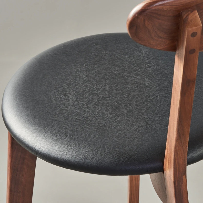 iconbydesign-henrik-dining-chair-walnut-black-leather--DF5GB1--studio-d_detail-material-texture.webp