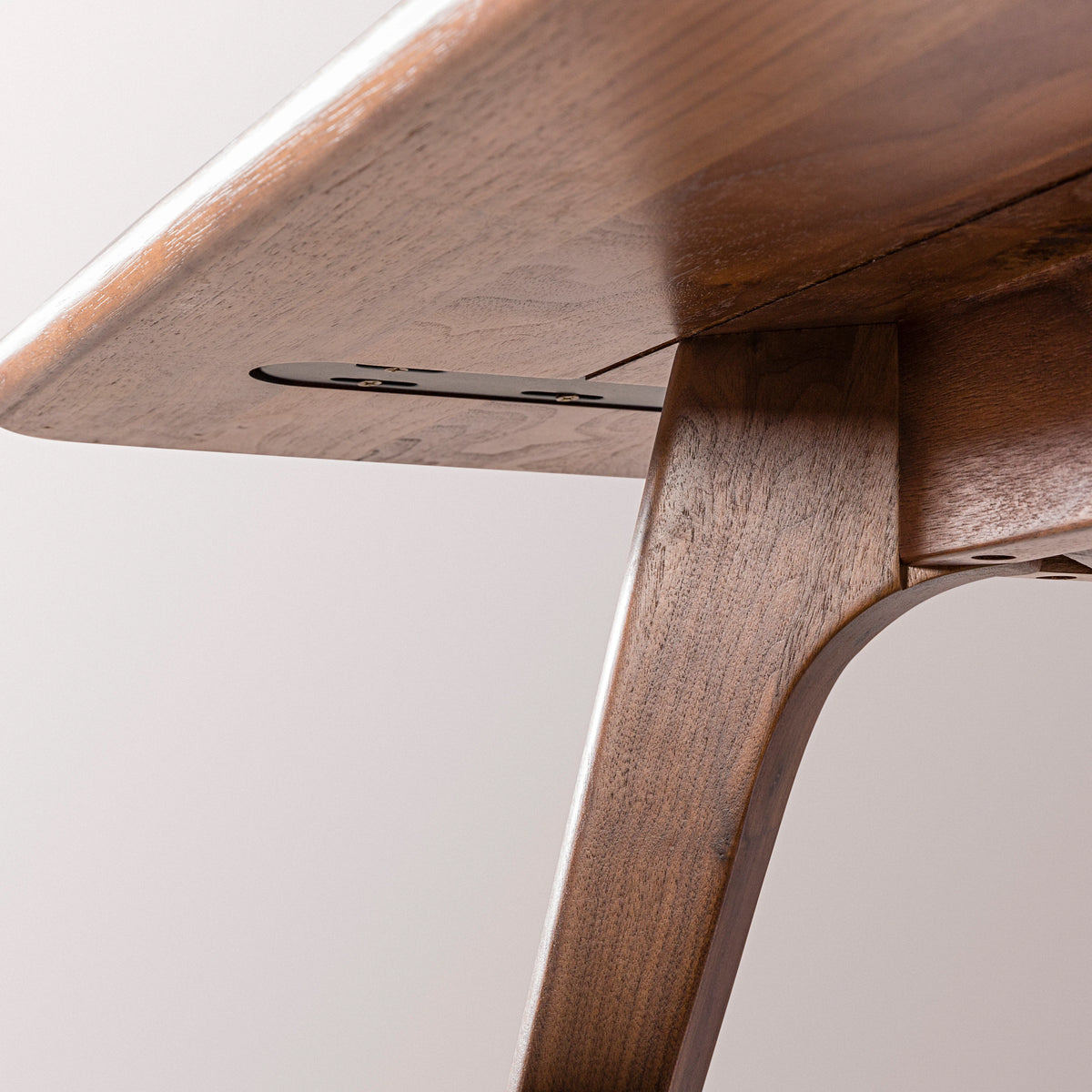 iconbydesign-magnus-coffee-table-walnut--OW1230--studio-d_detail-side-finish.webp