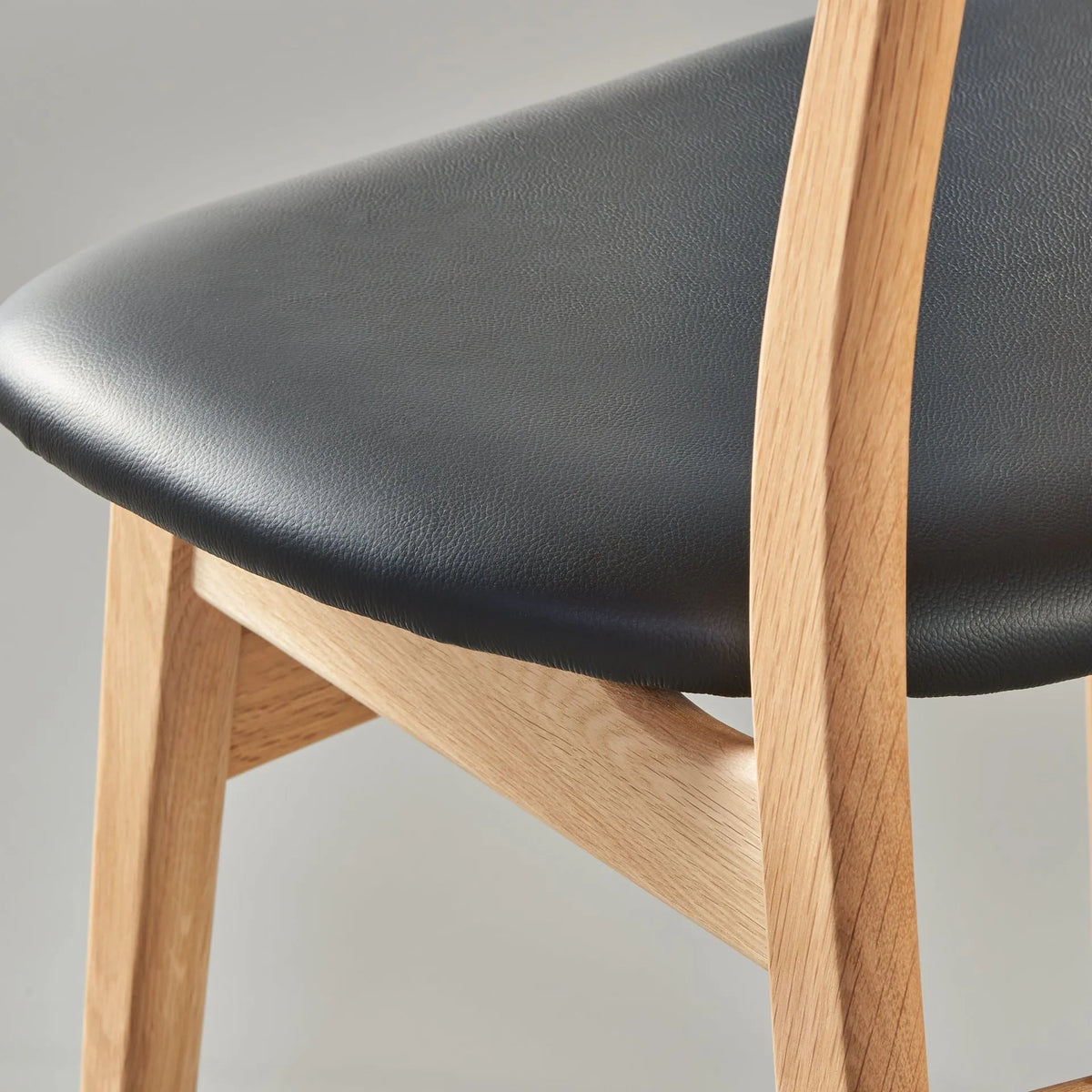 iconbydesign-magnus-dining-chair-oak-black-leather--DF2GA1--studio-d_detail.webp