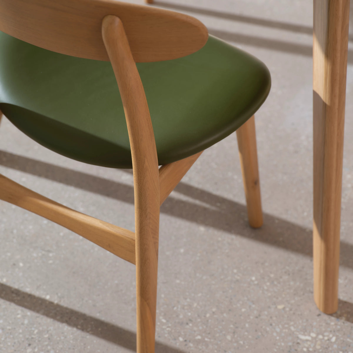 iconbydesign-magnus-dining-chair-oak-green-leather--DF2AA1--lifestyle-1_detail-back-1.webp