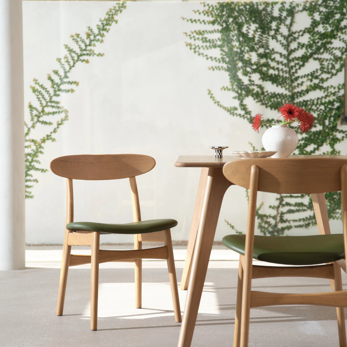iconbydesign-magnus-dining-chair-oak-green-leather--DF2AA1--lifestyle-1_groupshot-1.webp