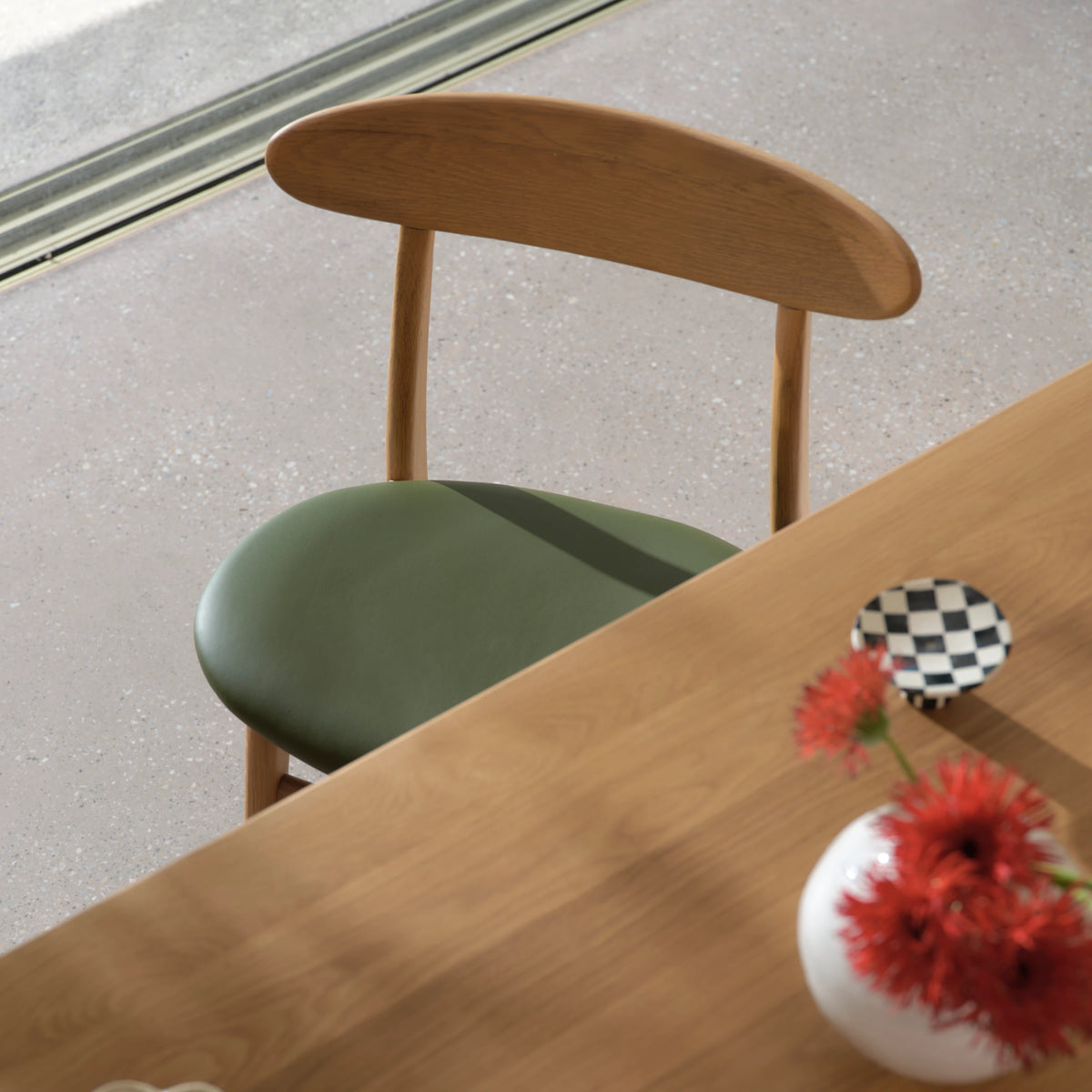 iconbydesign-magnus-dining-chair-oak-green-leather--DF2AA1--lifestyle-1_groupshot-2.webp