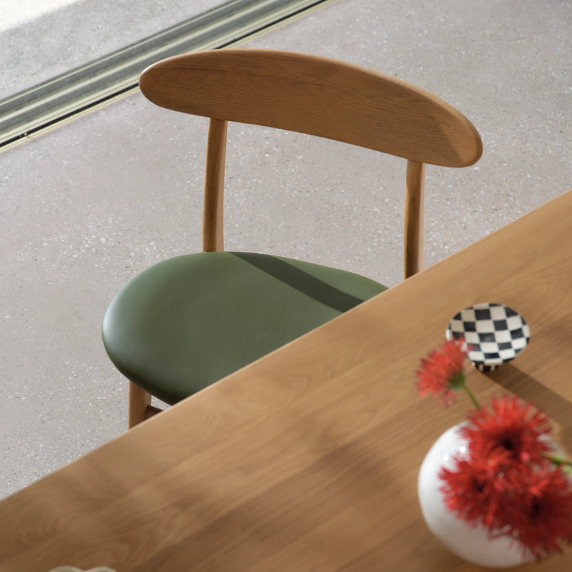 iconbydesign-magnus-dining-chair-oak-green-leather--DF2AA1--lifestyle-1_groupshot-2.webp
