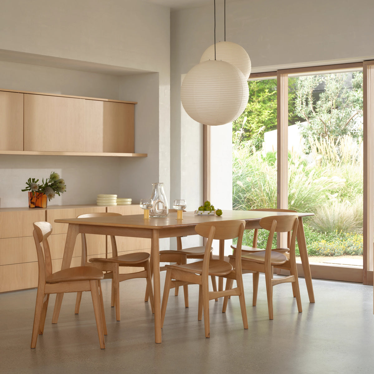 iconbydesign-magnus-dining-chair-oak-solid-seat--DF2AA9--lifestyle-2_groupshot-1.webp