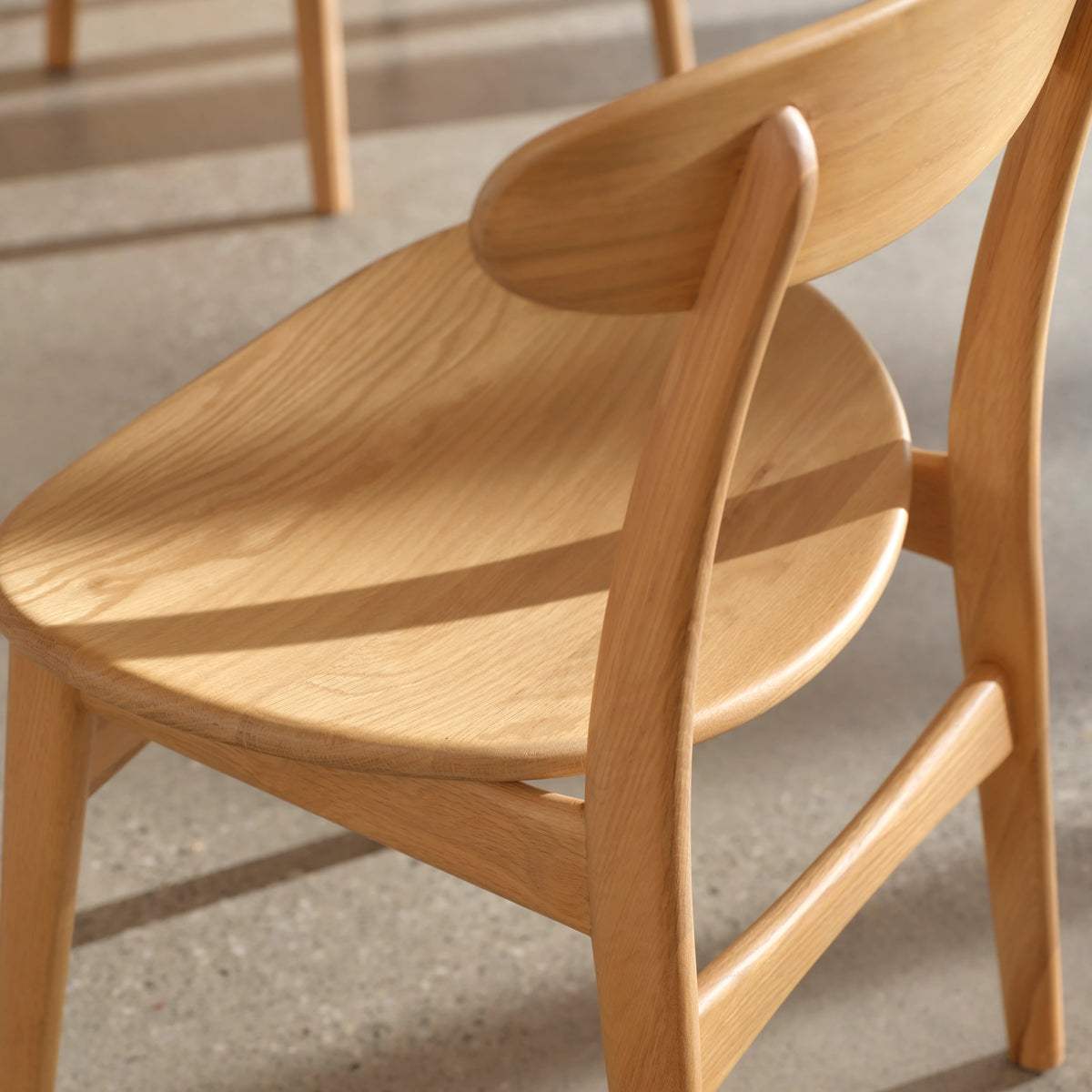 iconbydesign-magnus-dining-chair-oak-solid-seat--DF2AA9--lifestyle-4_detail-texture-2.webp
