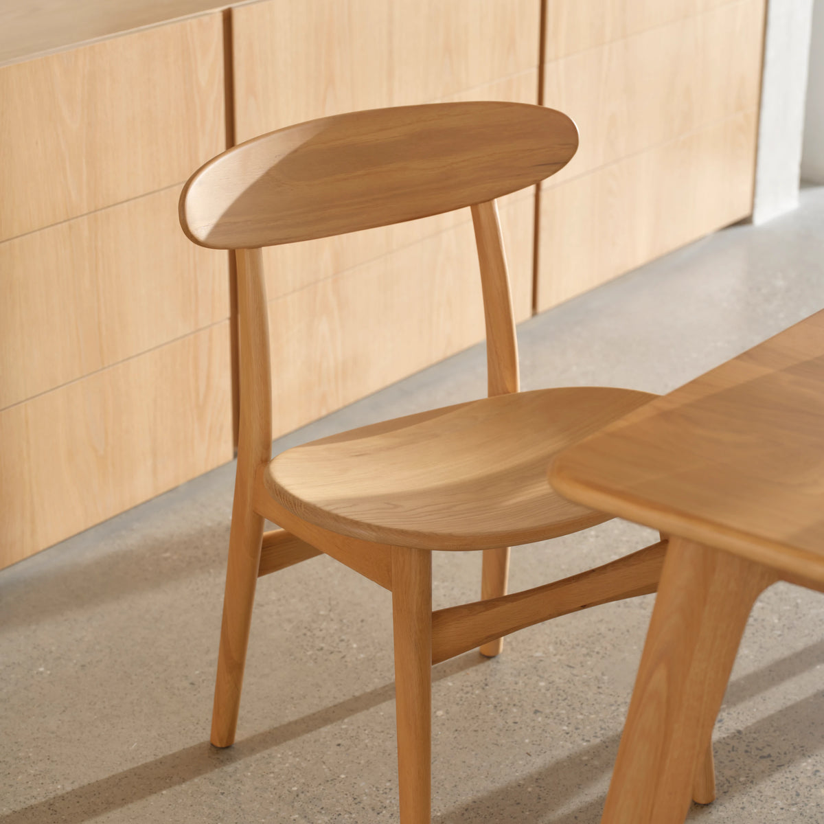 iconbydesign-magnus-dining-chair-oak-solid-seat--DF2AA9--lifestyle-5.webp