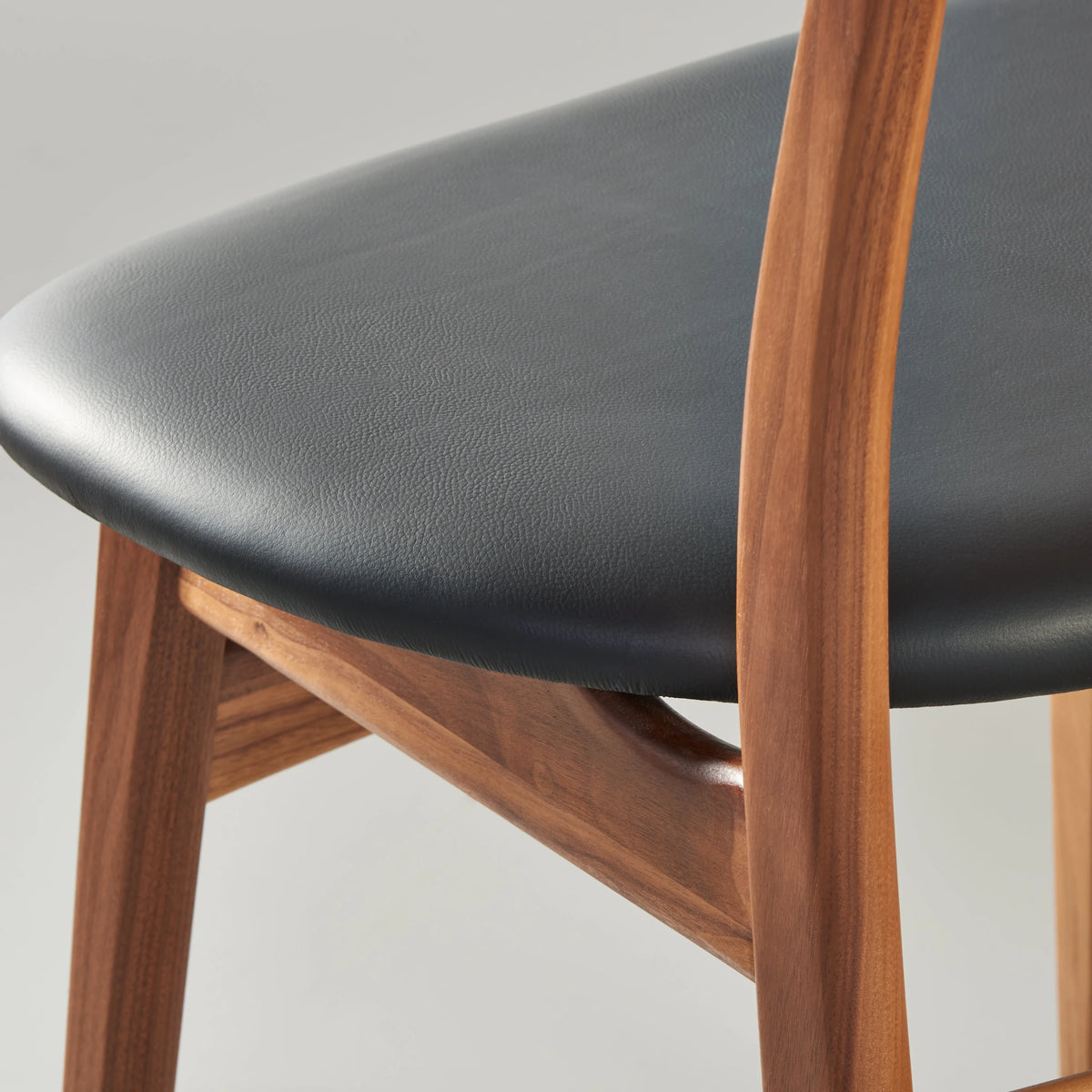iconbydesign-magnus-dining-chair-walnut-black-leather--DF2GB1--studio-d_detail.webp