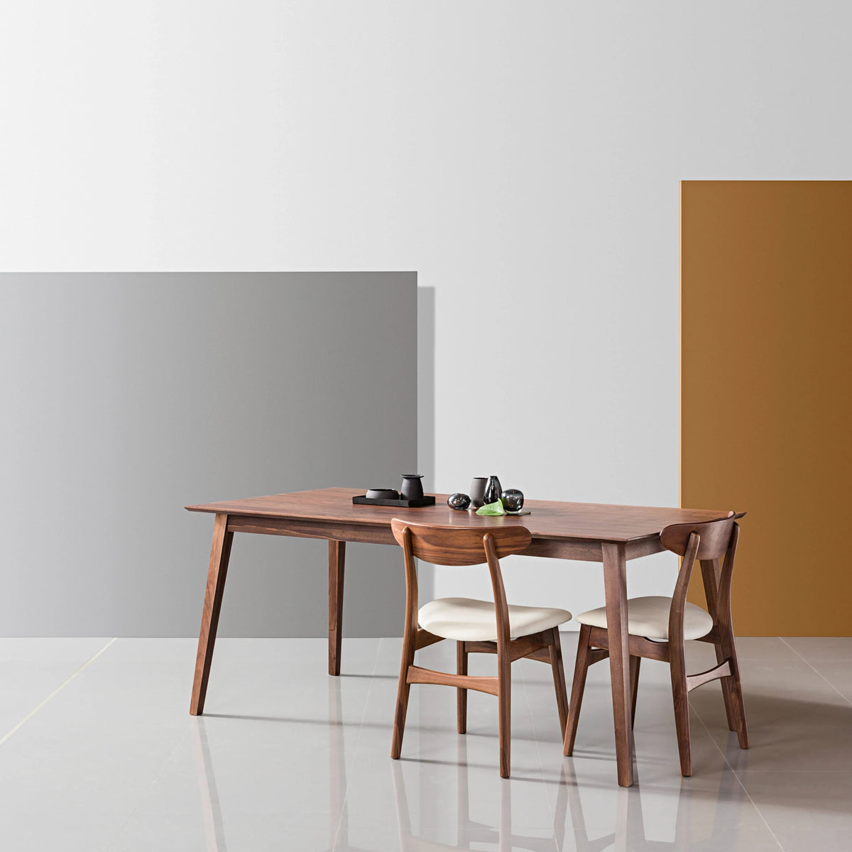 iconbydesign-magnus-dining-chair-walnut-cream-leather--DF2HB1--studio-d_staged-4.webp