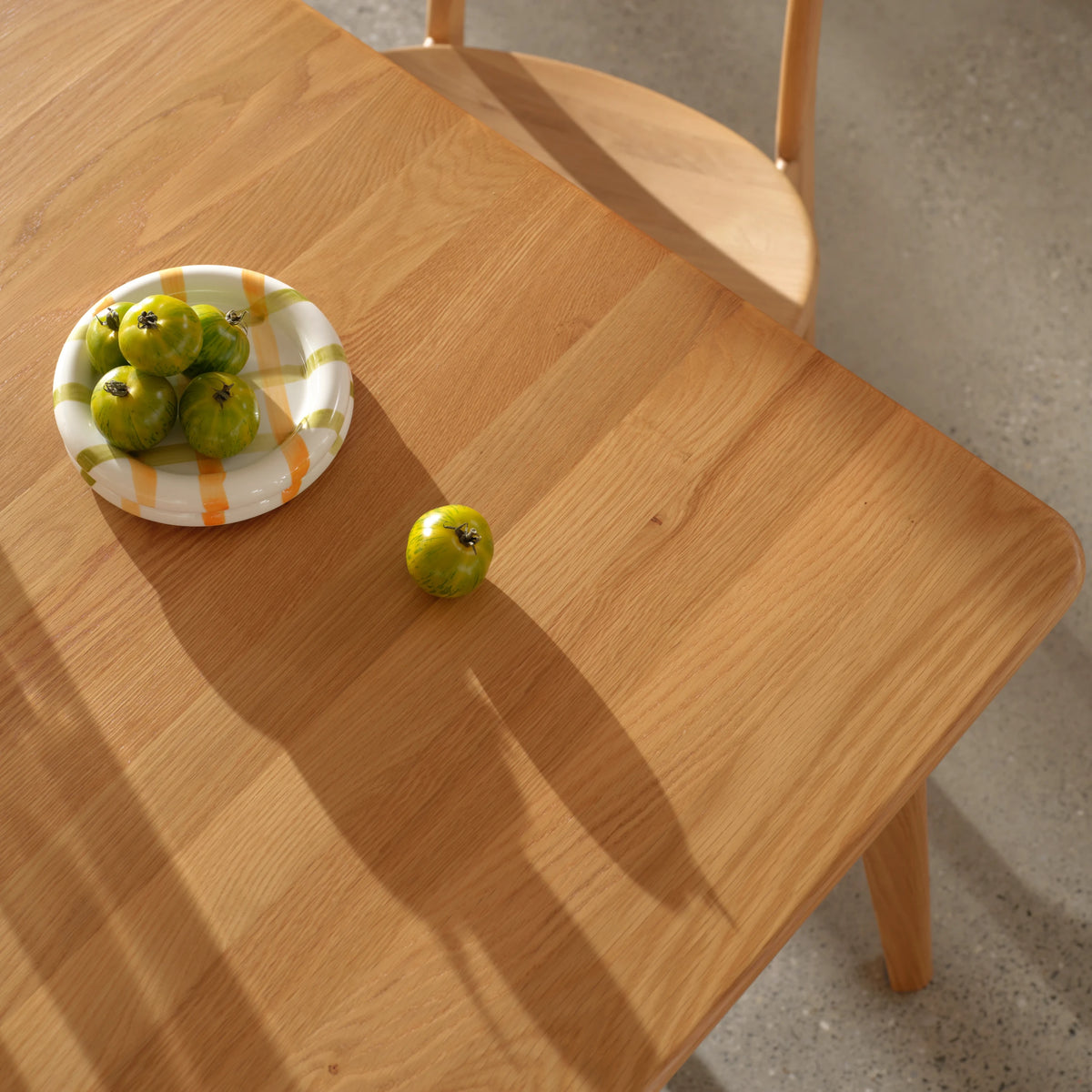 iconbydesign-magnus-dining-table-extendable-oak--SHARED--lifestyle_detail-top-view.webp