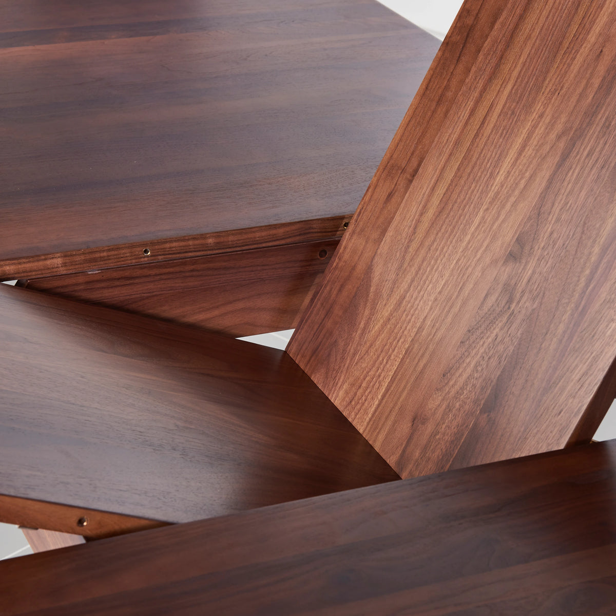 iconbydesign-magnus-dining-table-extendable-walnut--SHARED--studio-d_detail-mechanism.webp