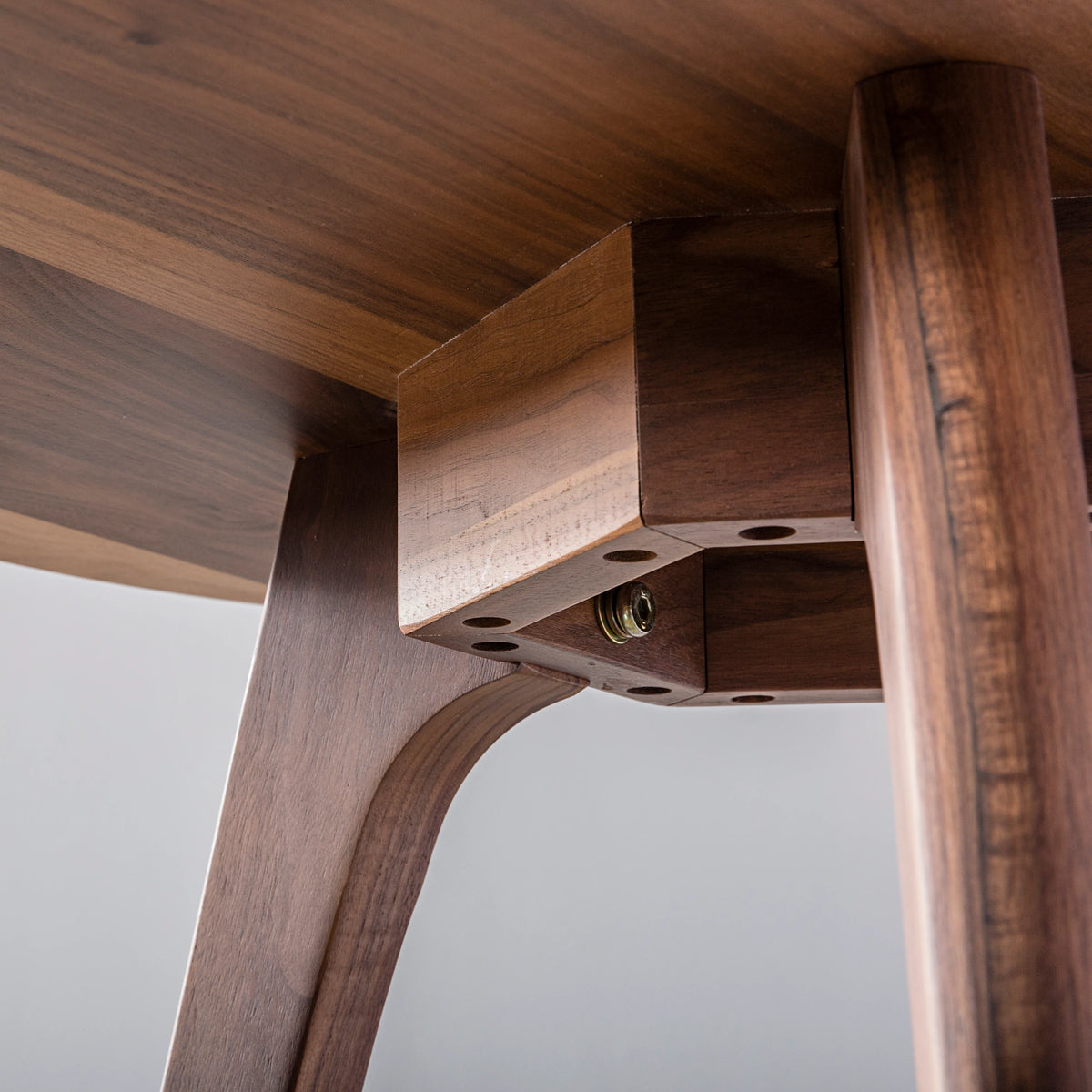 iconbydesign-magnus-side-table-round-walnut--OW1321--studio-d_detail-structure.webp