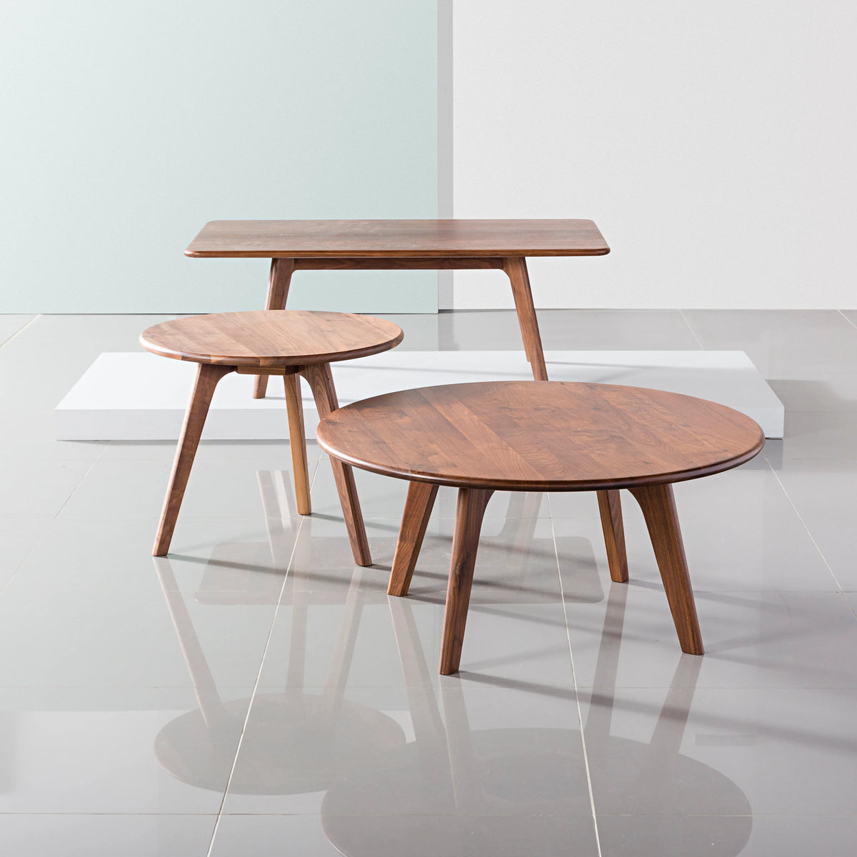 iconbydesign-magnus-side-table-round-walnut--OW1321--studio-d_groupshot.webp