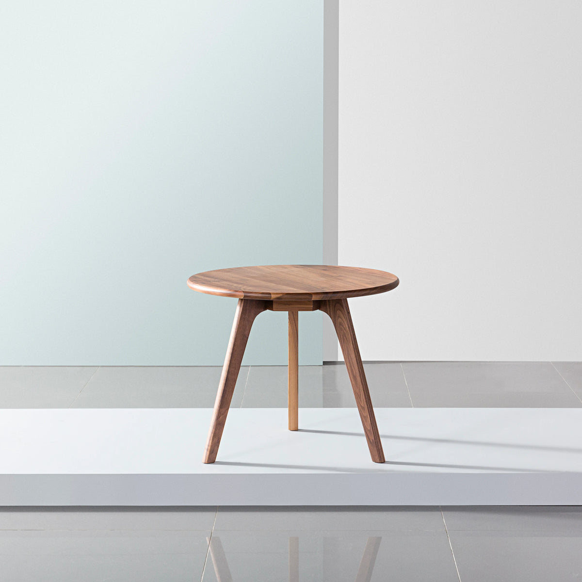 iconbydesign-magnus-side-table-round-walnut--OW1321--studio-d_shot-front.webp