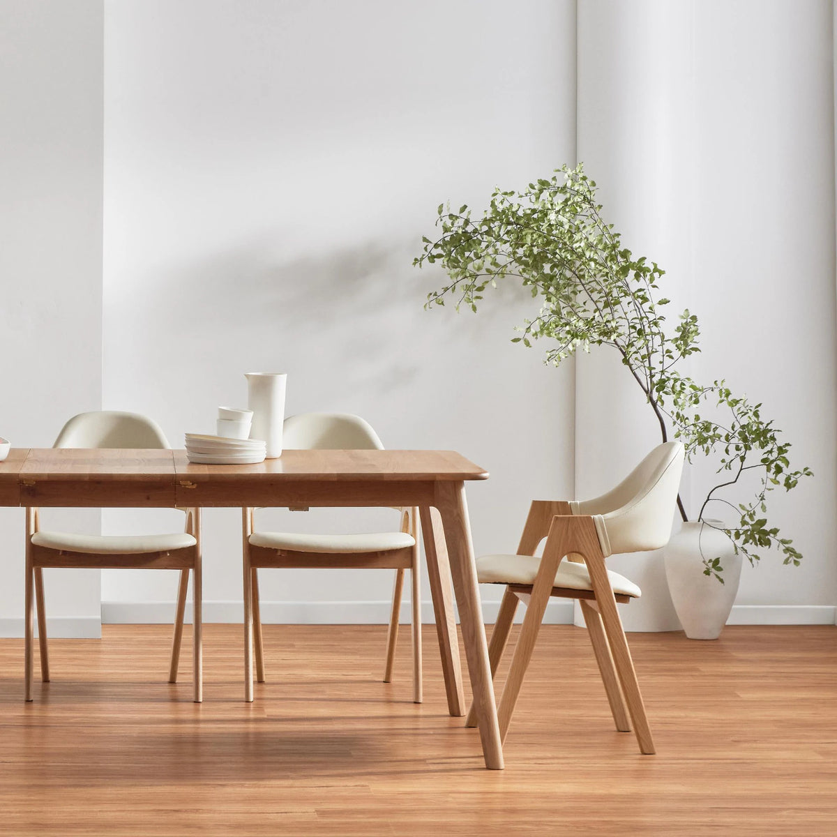 iconbydesign-nestor-dining-chair-oak-cream-leather--DF4HA1--lifestyle-2.webp