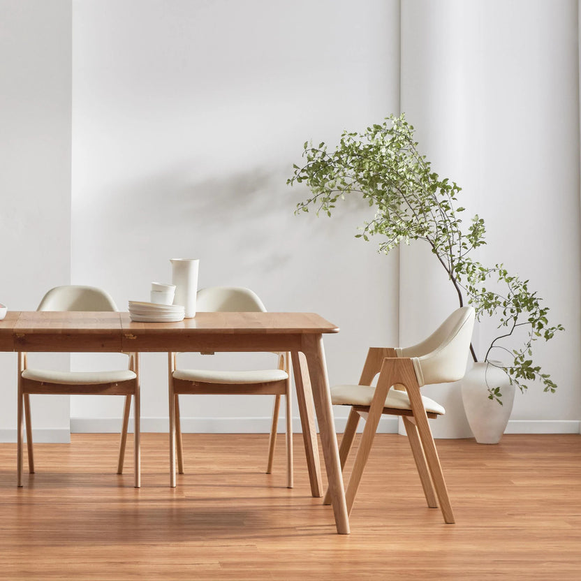 iconbydesign-nestor-dining-chair-oak-cream-leather--DF4HA1--lifestyle-2.webp