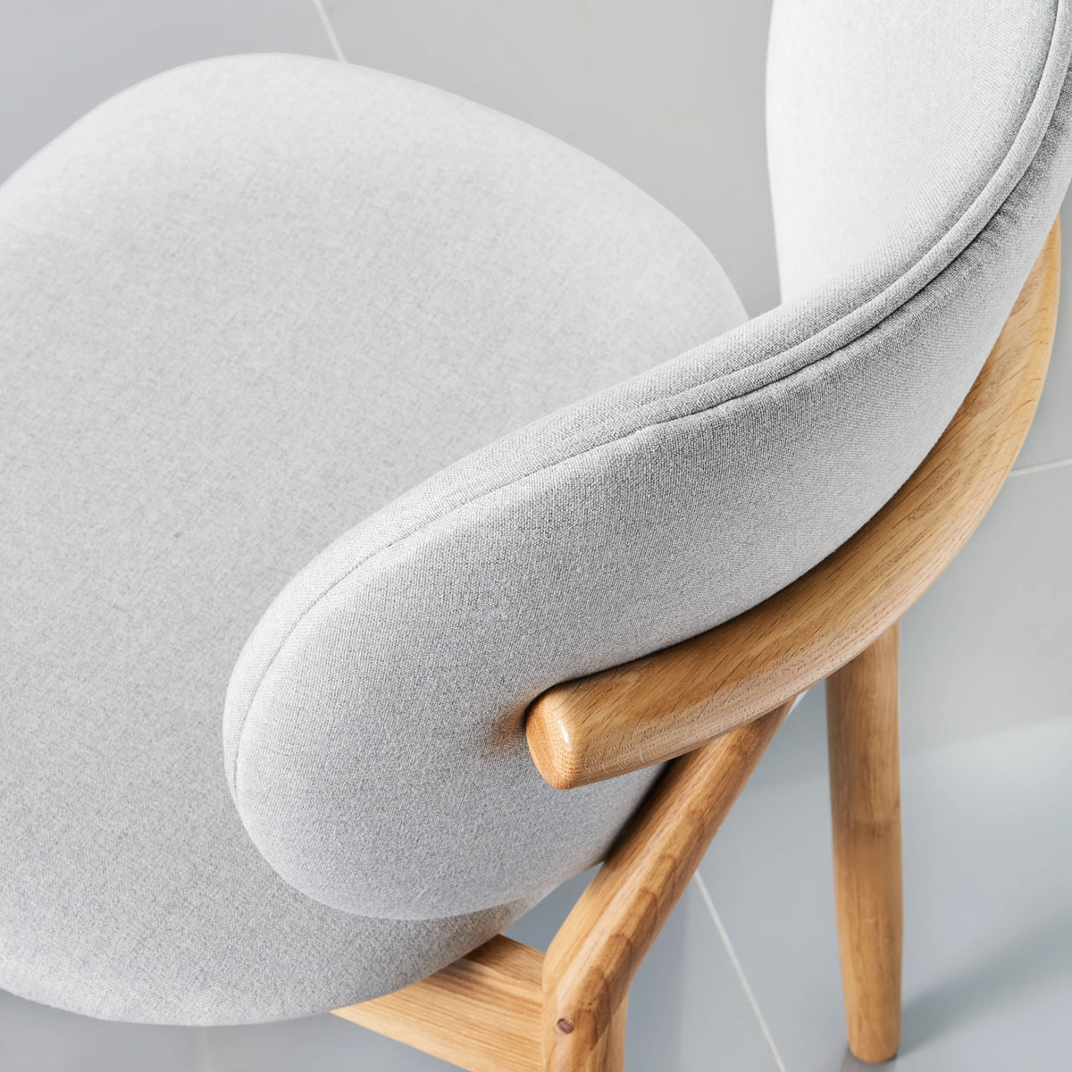 iconbydesign-olivia-dining-chair-oak-dove-grey-fabric--DF3NA1--studio-d_detail-backrest-2.webp