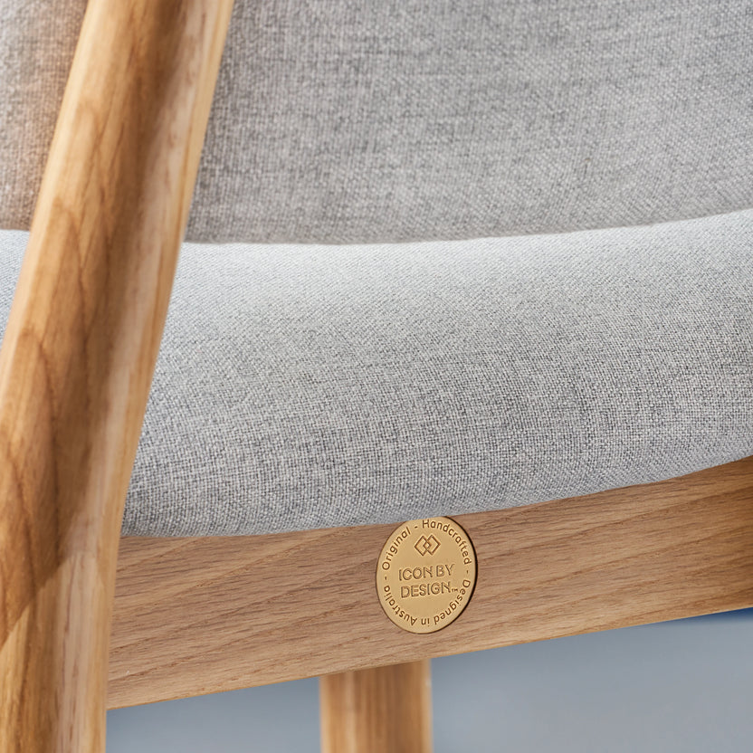 iconbydesign-olivia-dining-chair-oak-dove-grey-fabric--DF3NA1--studio-d_detail-medallion.webp