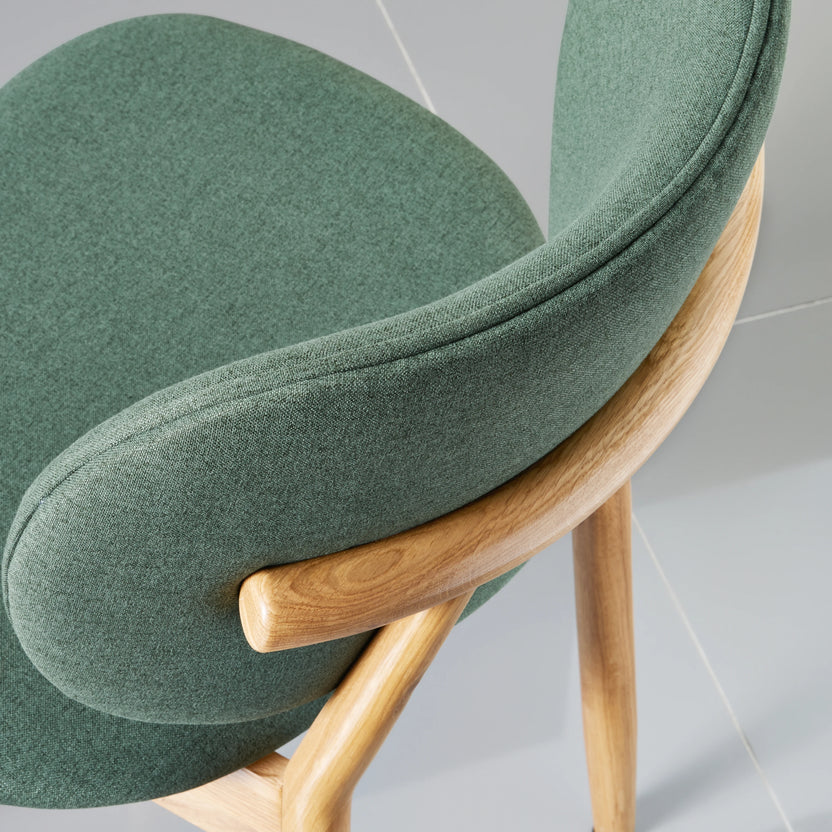 iconbydesign-olivia-dining-chair-oak-forest-green-fabric--DF3LA1--studio-d_detail-backrest-3.webp