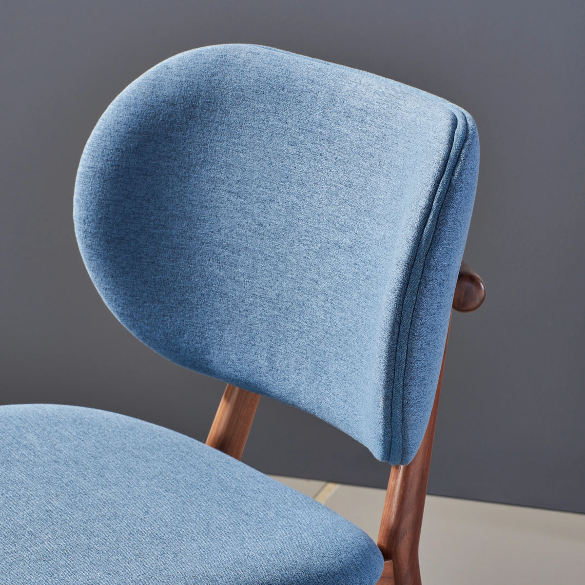 iconbydesign-olivia-dining-chair-walnut-denim-blue-fabric--DF3MB1--studio-d_detail-backrest-1.webp