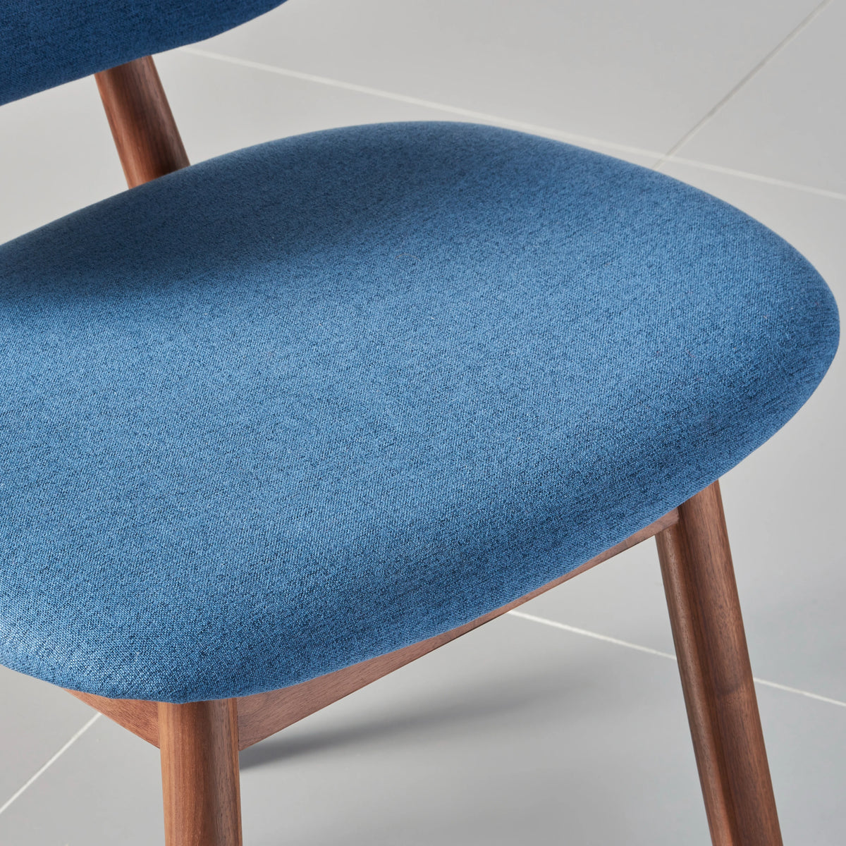 iconbydesign-olivia-dining-chair-walnut-denim-blue-fabric--DF3MB1--studio-d_detail-seat.webp