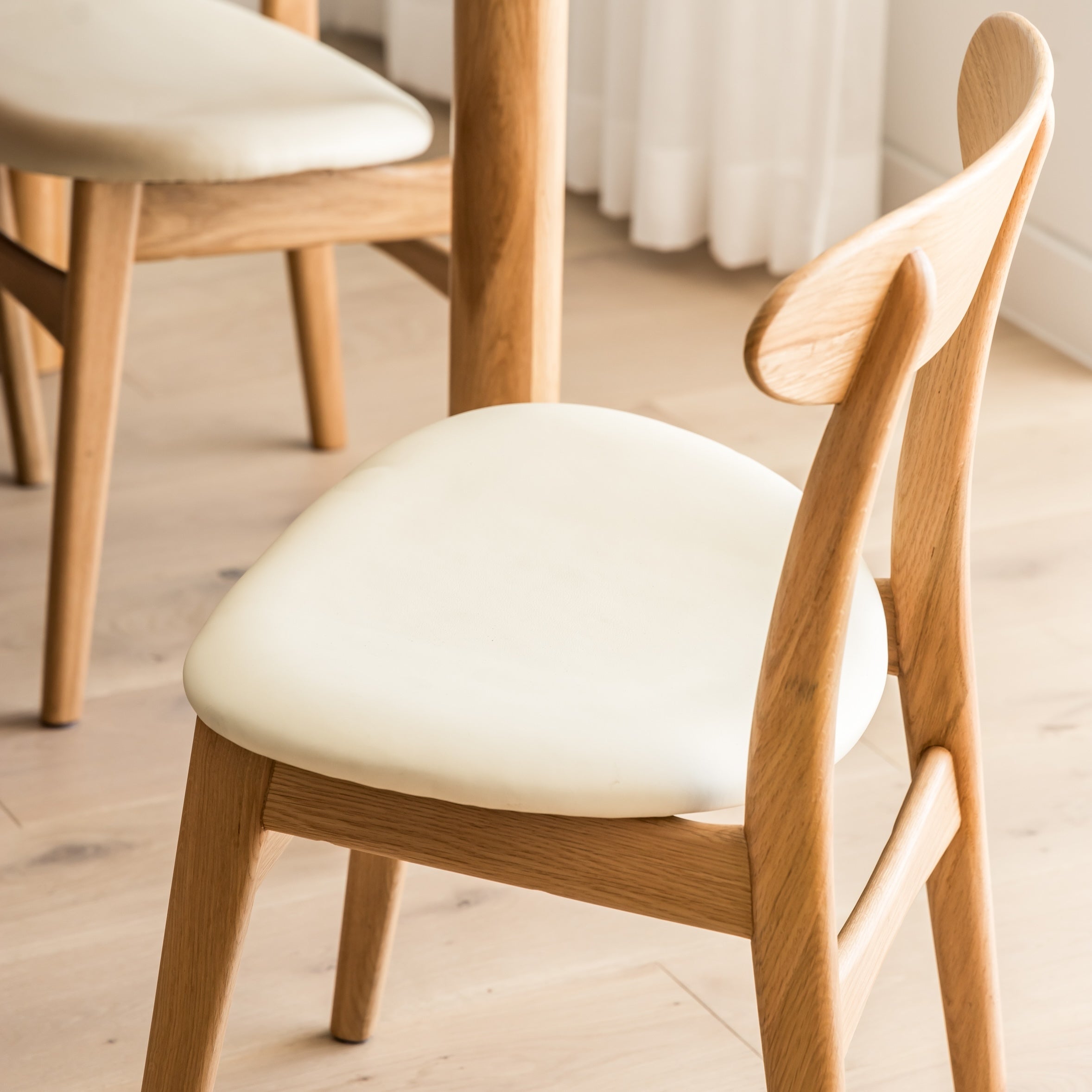 magnus-dining-chair-cream-leather-oak-DF2HA1-lifestyle-2_bfckve.jpg