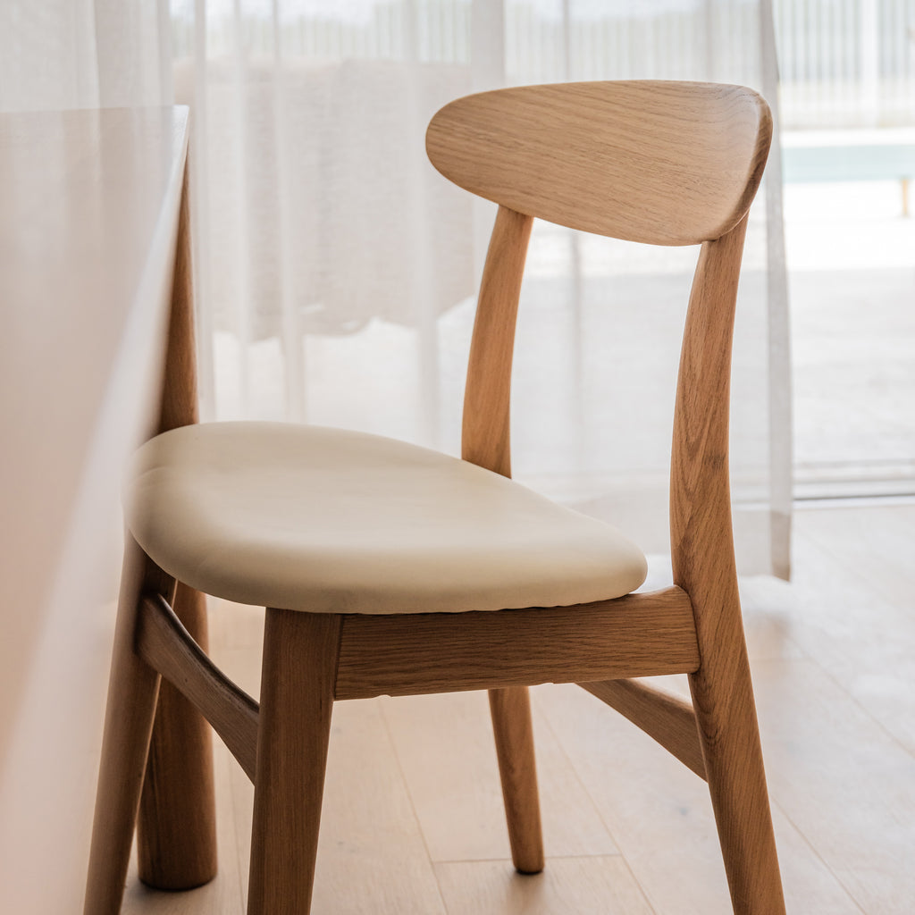 magnus-dining-chair-cream-leather-oak-DF2HA1-lifestyle-3-sq.jpg