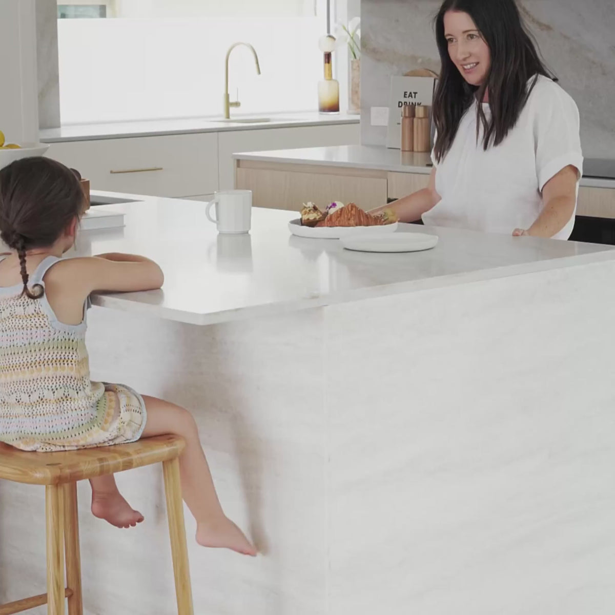 Anton-bar-stool-oak-solid-seat--DF8AA1--lifestyle-2.mp4