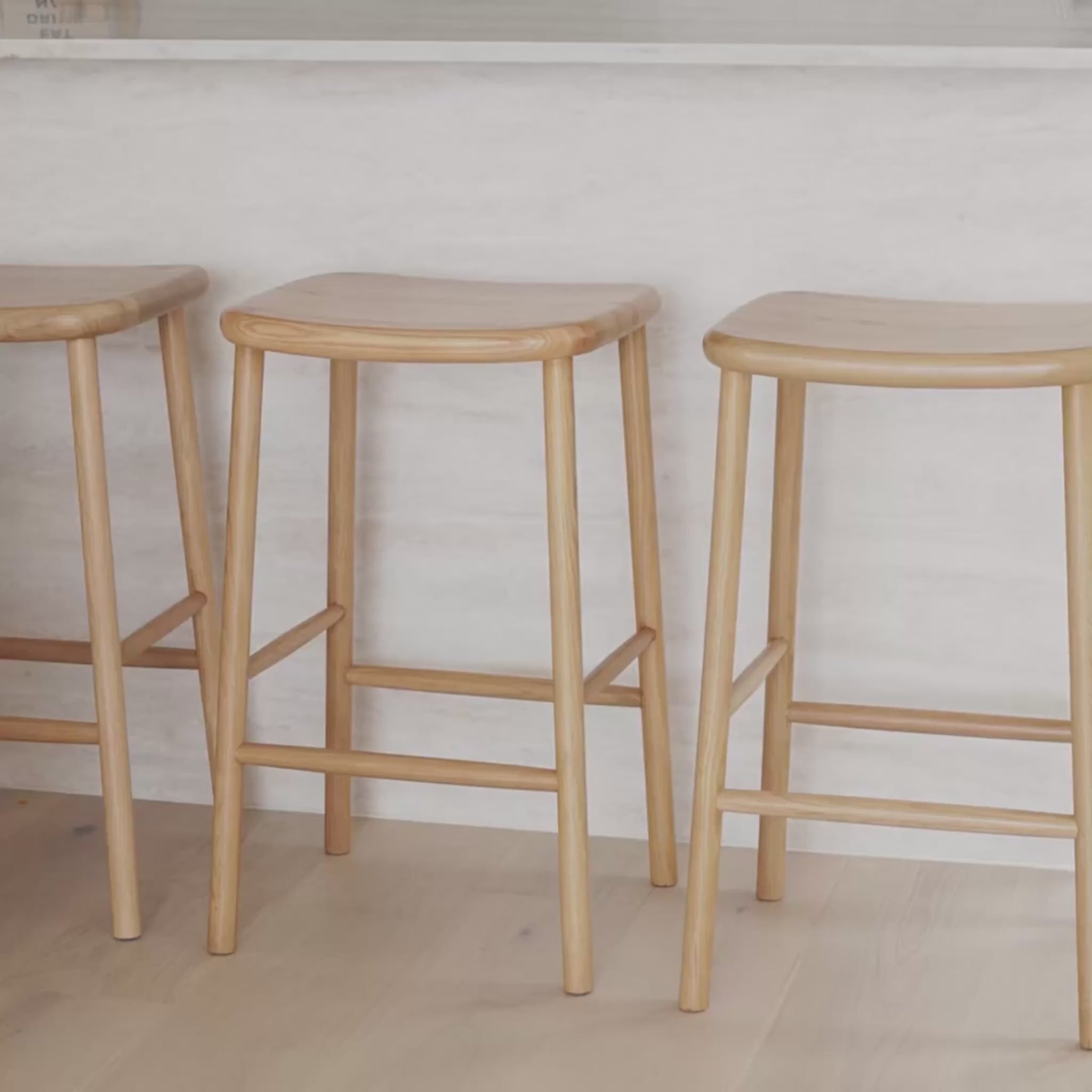 Anton-bar-stool-oak-solid-seat--DF8AA1--Lifestyle.mp4
