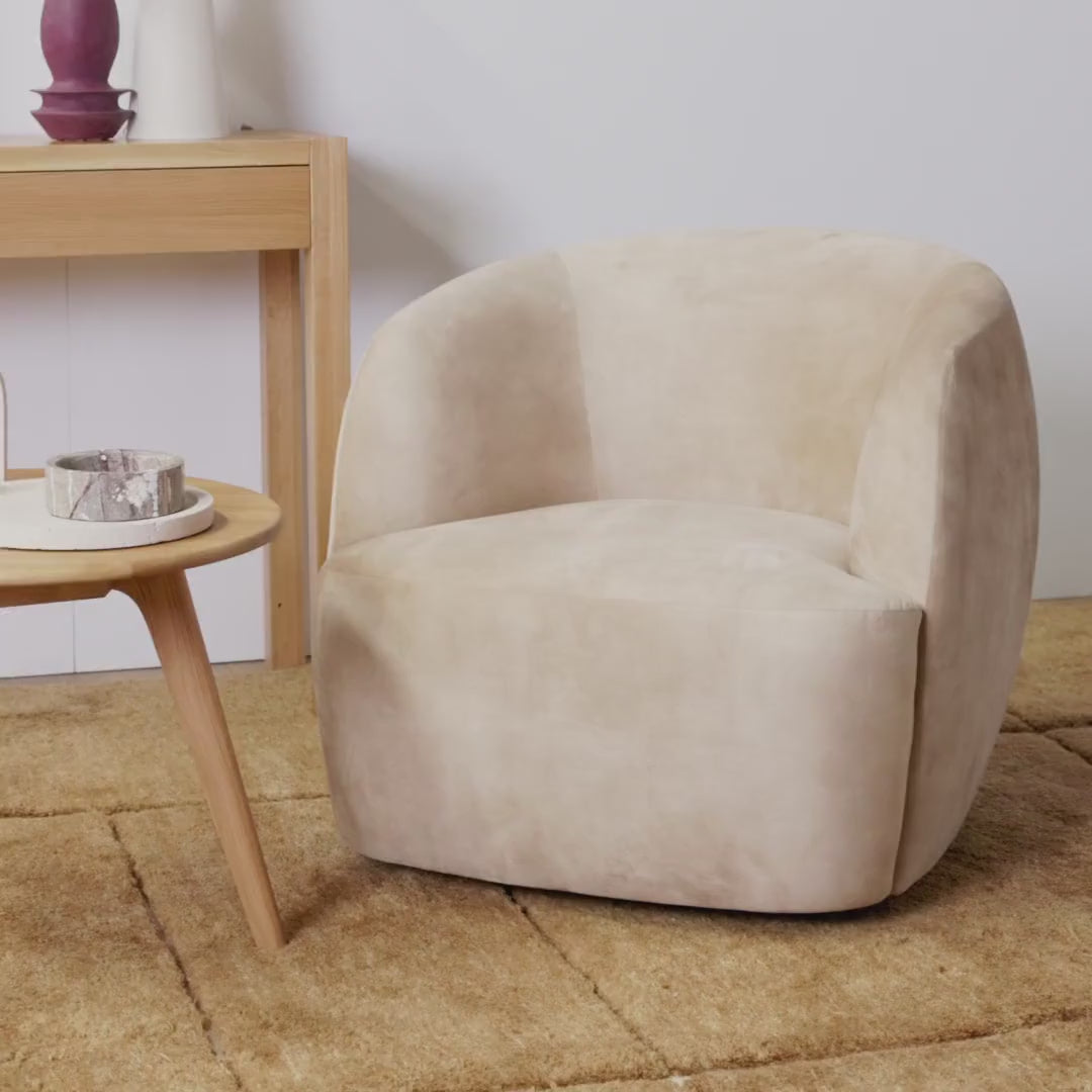 Arlo_Swivel_Armchair_Desert_Fawn_Velvet_LL2VC1_Lifestyle.mp4